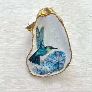 Handcrafted Hummingbird
Decoupaged Oyster Shell - Gold Trim